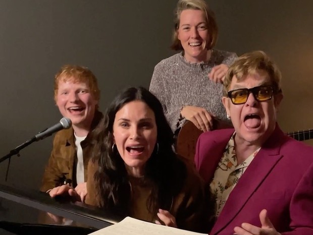 Ed Sheeran, Courtney Cox e Elton John se reúnem ao piano (Foto: Reprodução/Instagram)