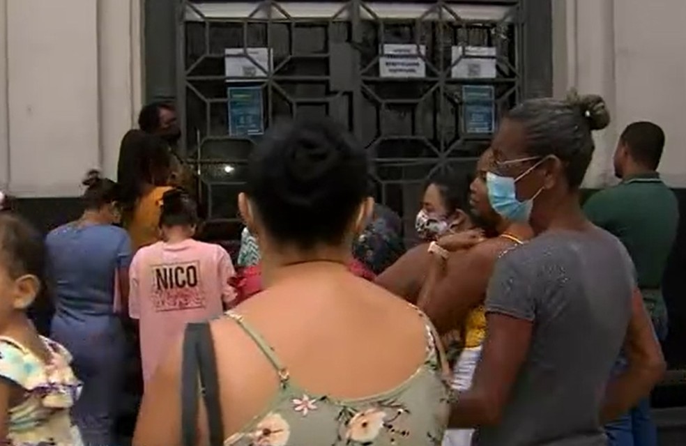 Beneficiários formam fila para revisão do CadÚnico em Salvador, às vésperas de encerramento do prazo de revisão — Foto: Reprodução/TV Bahia
