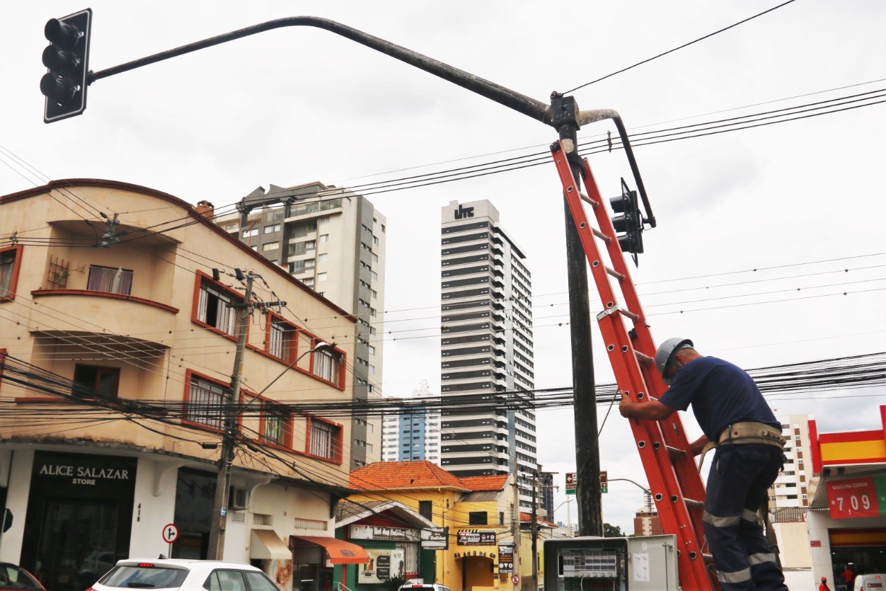 Prefeitura faz instalação de novos semáforos em Ponta Grossa; veja locais
