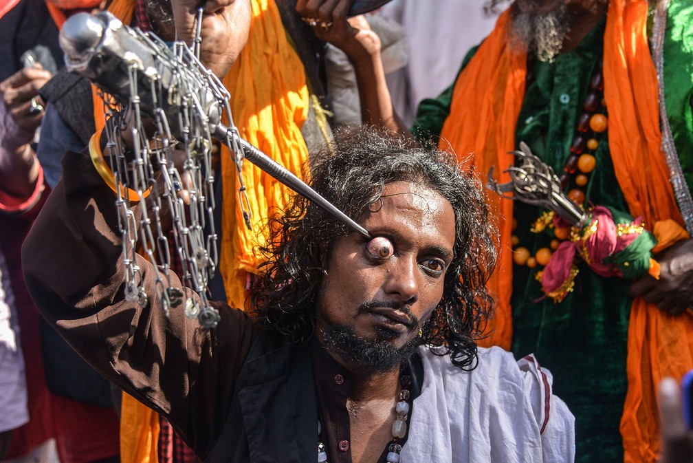 7 de março - Um devoto muçulmano faz um truque usando uma faca para estufar o globo ocular enquanto participa de uma procissão religiosa, em Ajmer, no estado indiano de Rajasthan — Foto: Shaukat Ahmed/AFP