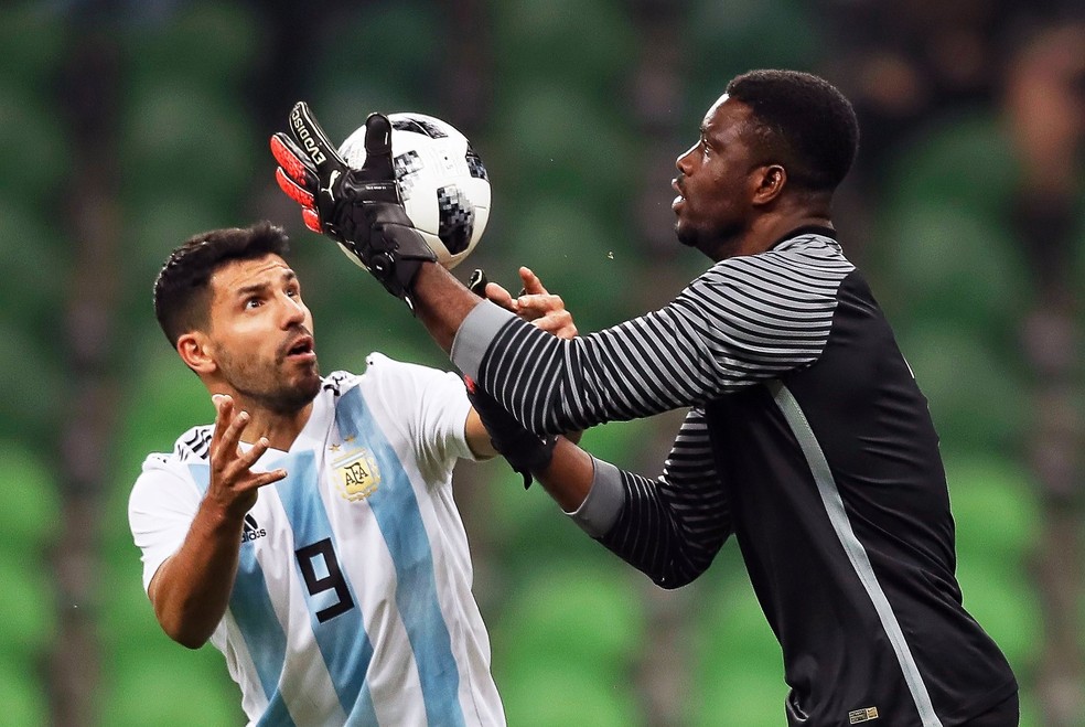 Sergio Agüero e Daniel Akpeyi disputam a bola em Nigéria 4 x 2 Argentina (Foto: EFE)