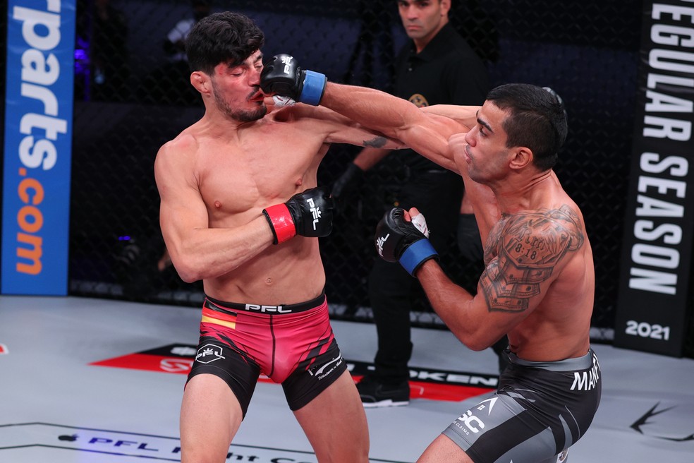 Raush Manfio bateu Joilton Peregrino em duelo movimentado no peso-leve — Foto: Divulgação