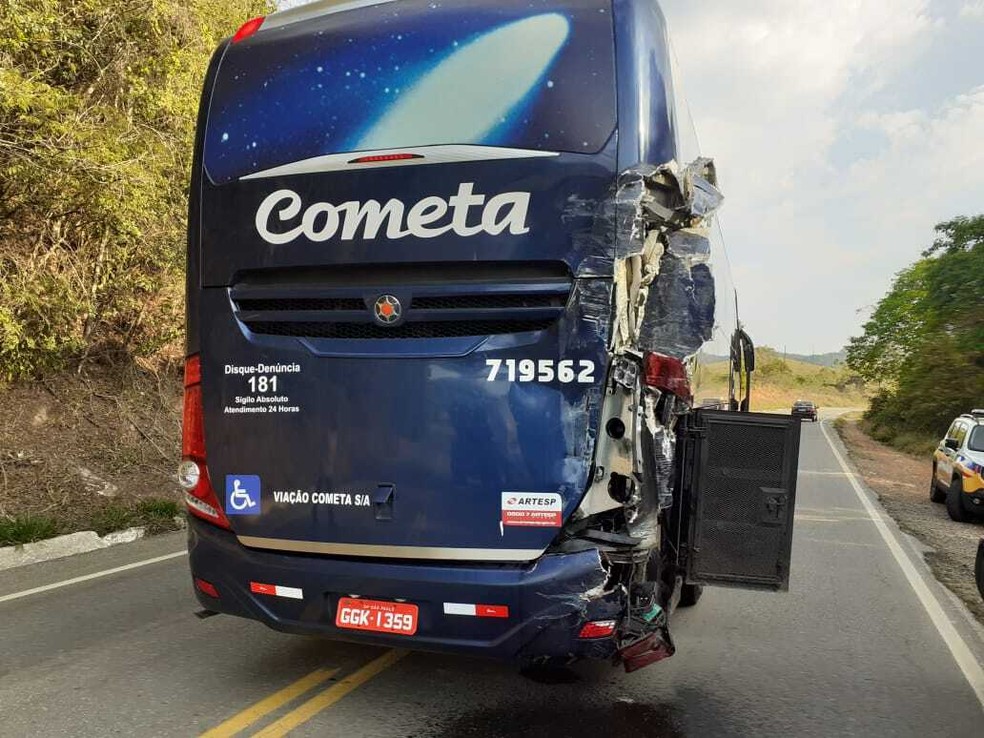 Ônibus frea para bicicleta e causa acidente em Soledade de Minas (MG) — Foto: Polícia Militar Rodoviária