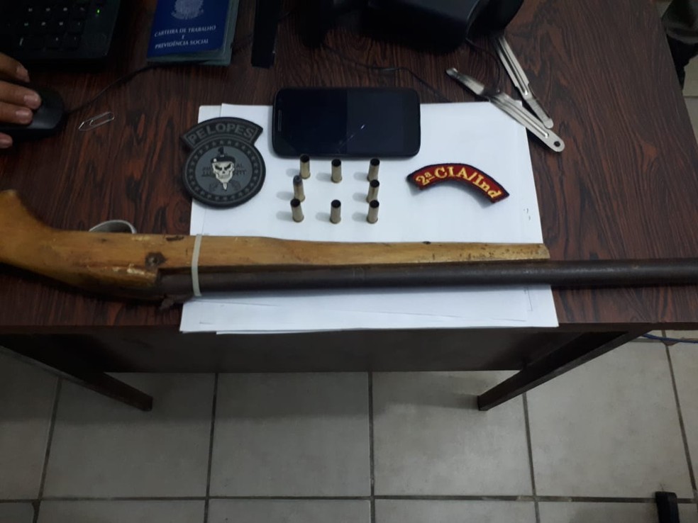 Espingarda e municções foram apreendidas na casa de suspeitos em Novo Lino — Foto: Divulgação/PM