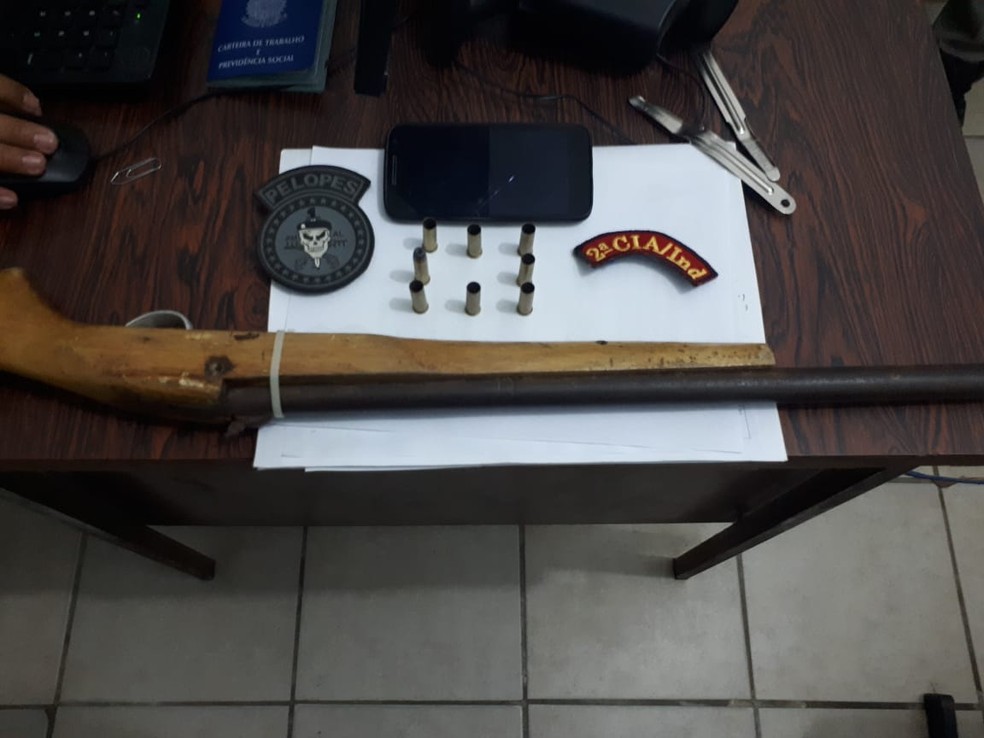 Espingarda e munic&ccedil;&otilde;es foram apreendidas na casa de suspeitos em Novo Lino &mdash; Foto: Divulga&ccedil;&atilde;o/PM