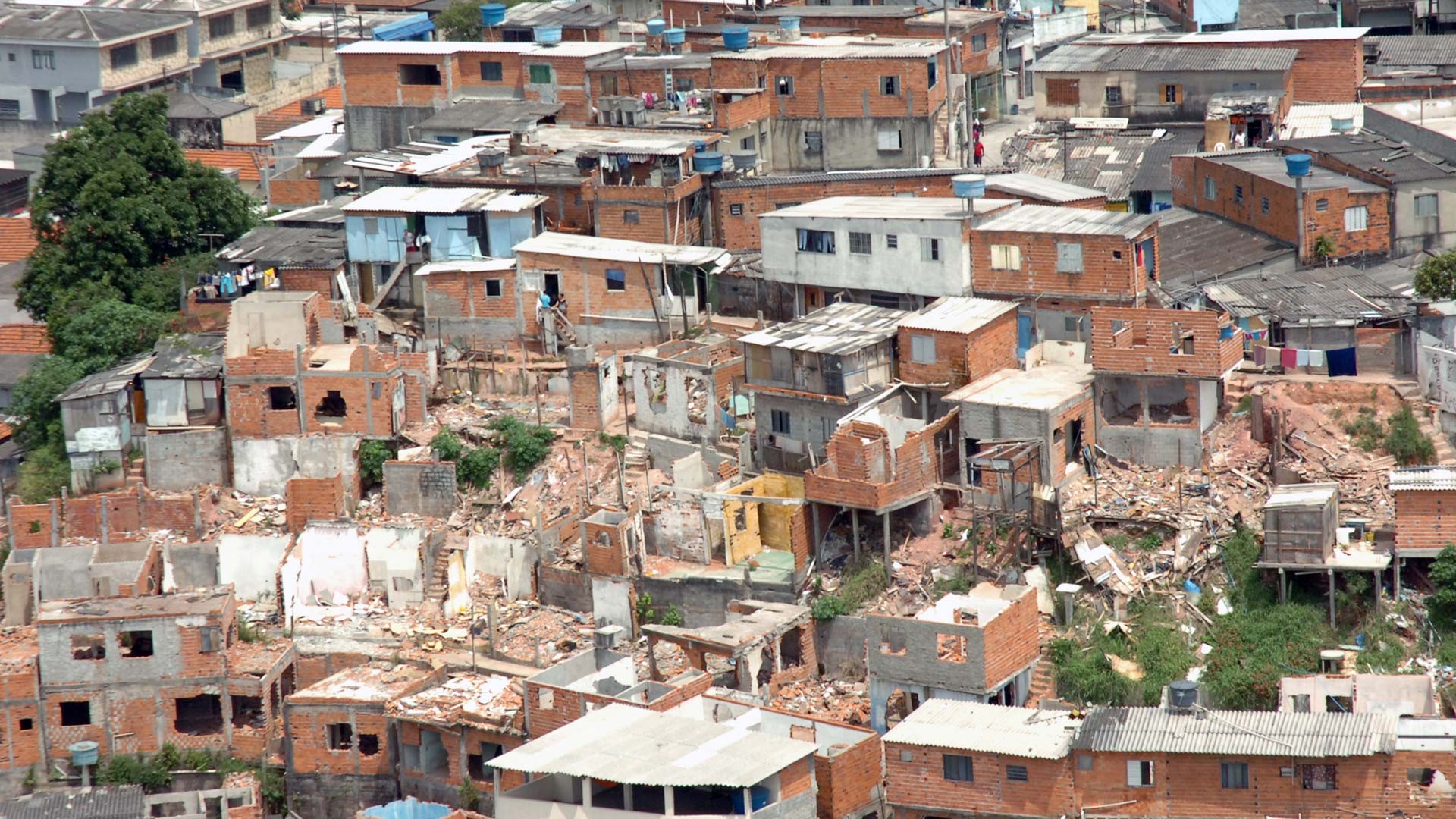 População de baixa renda é a que mais sofre com déficit habitacional. Acima: vista de favela em São Paulo (Foto: USP Imagens)