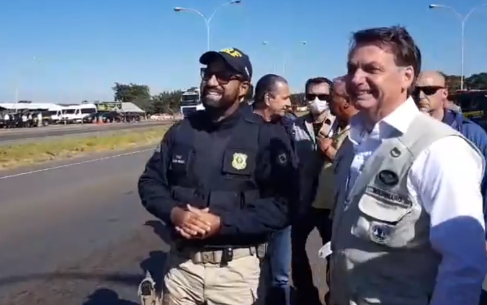 Jair Bolsonaro em posto da PRF em Formosa Goiás — Foto: Reprodução/Facebook