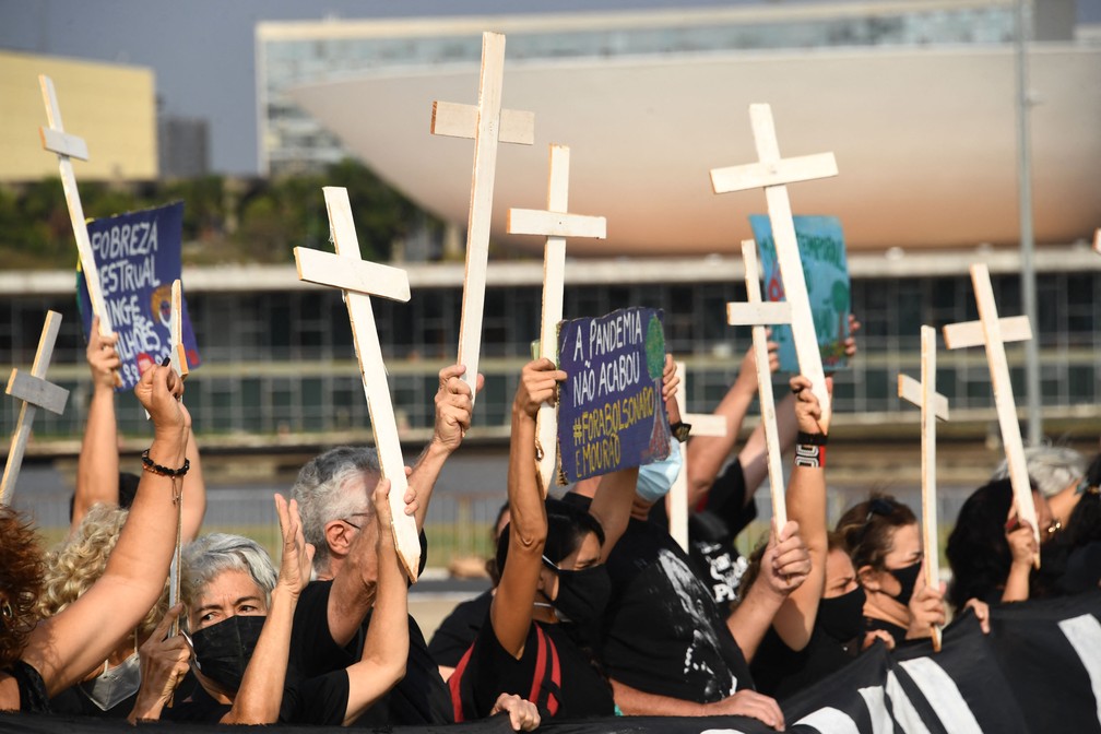 Manifestantes protestam contra o governo em frente ao Palácio do Planalto, em Brasília, no dia 8 de outubro, dia em que o Brasil ultrapassou os 600 mil mortos na pandemia de Covid-19. — Foto: Evaristo Sá/AFP