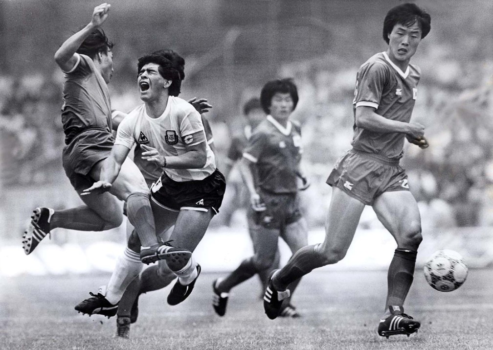 Diego Maradona sofre falta durante partida da primeira fase da Copa do Mundo na Cidade do México, em 2 de junho de 1986 — Foto: Gary Hershorn/Reuters/Arquivo