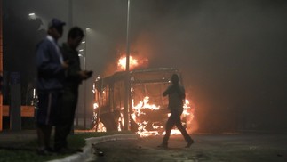 Manifestantes bolsonaristas ateiam fogo em ônibus durante protesto em Brasília — Foto: Cristiano Mariz