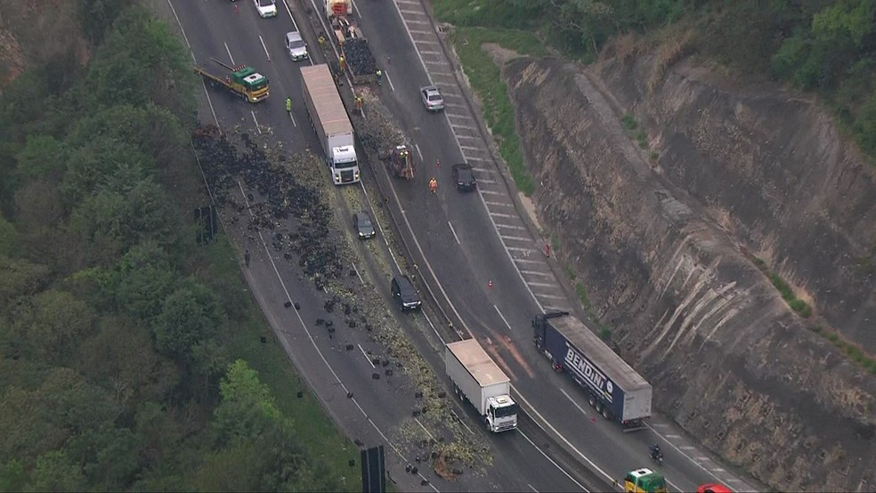 Pistas da Fernão Dias bloqueadas — Foto: Reprodução/TV Globo