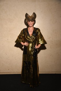 Suzana Pires em look golden Iorane com joias Andrea Conti e chapéu Davi Ramos