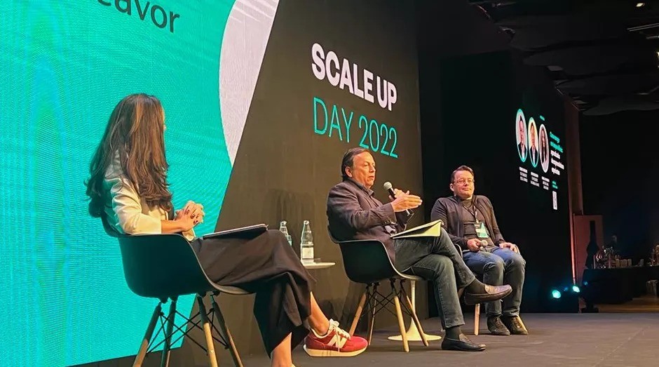 Scale-Up Day da Endeavor: Camila Junqueira, diretora geral da Endeavor, Martin Escobari, copresidente da General Atlantic, e Cesar Carvalho, cofundador e CEO do Gympass  (Foto: Ayumi Yamamoto)