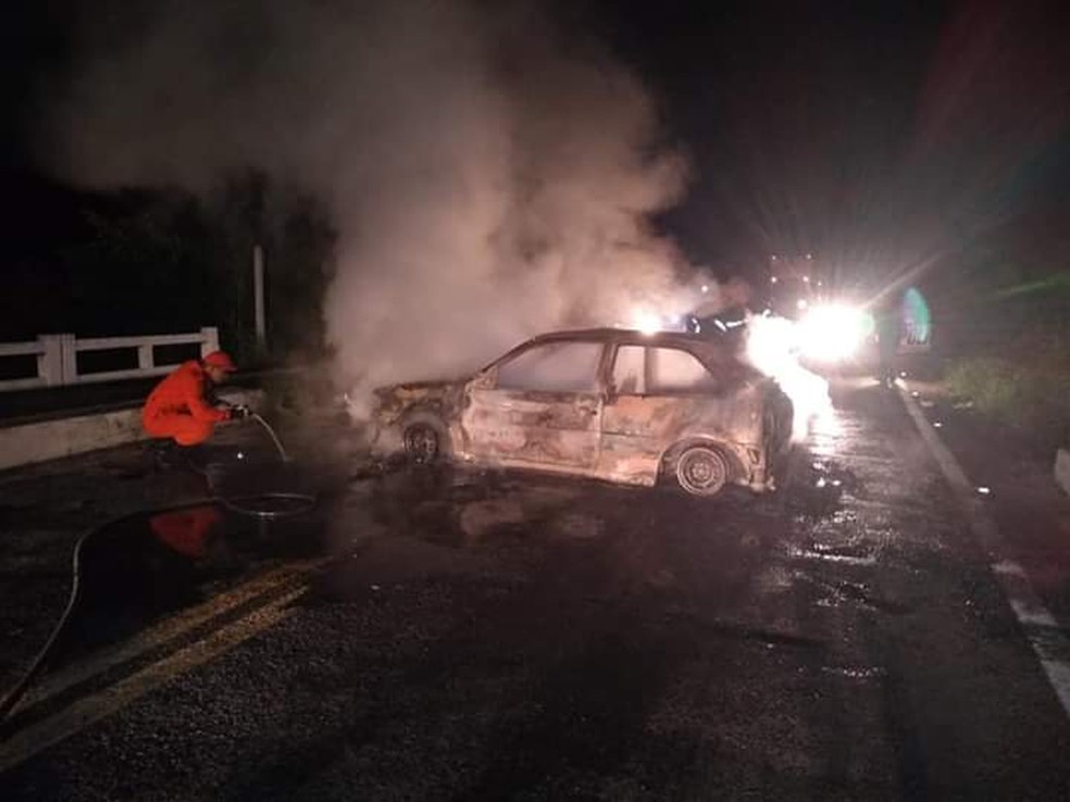 o grupo criminoso incendiou um veículo em uma ponte que dá acesso ao município vizinho, em Itapipoca. — Foto: Reprodução/SVM