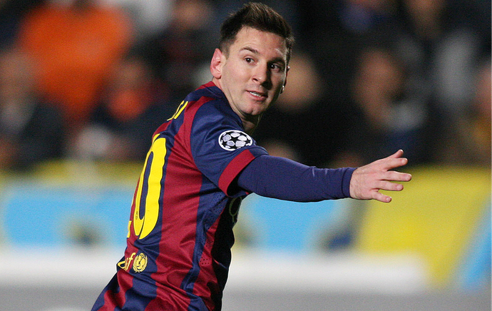 Lionel Messi corre para o abraço após marcar o seu terceiro gol (Foto: AFP)