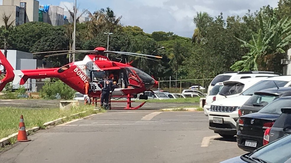 Helicóptero dos bombeiros chegando ao Hospital de Base com vítima de acidente na BR-020 (Foto: TV Globo/Reprodução)