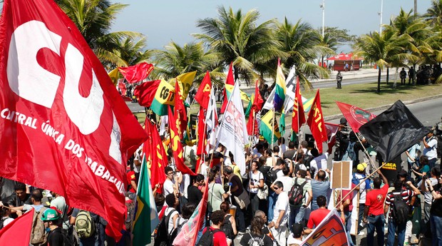 Diversos grupos participam da manifestação contra o o leilão do campo de Libra (Foto: Agência O Globo)