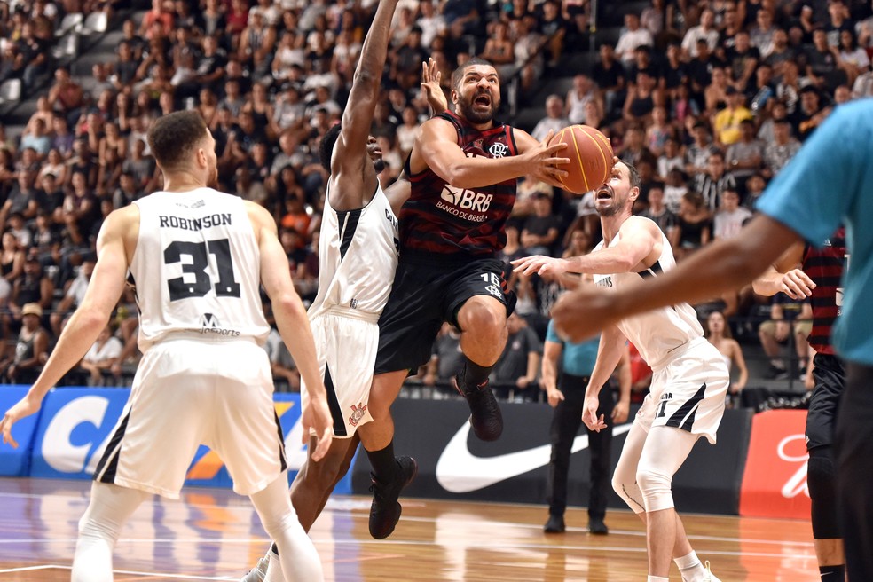 Corinthians x Flamengo no duelo deste sábado: Olivinha foi um dos destaques rubro-negros — Foto: João Pires/LNB