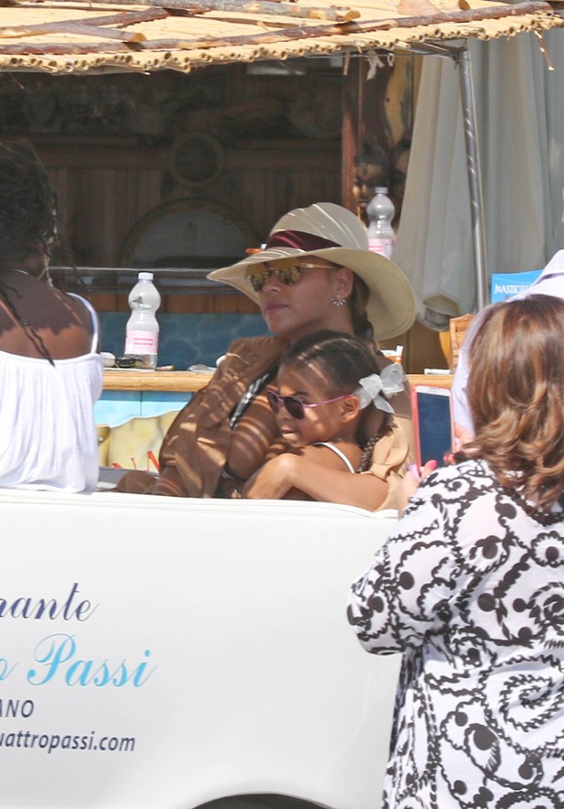 Beyoncé anda de jet ski em Capri e causa alvoroço com turistas - Quem ...