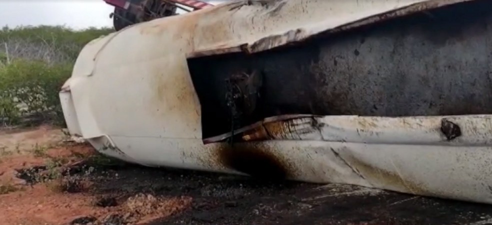 Carreta derrama óleo após tombar na manhã em rodovia no RN — Foto: Reprodução/Inter TV Cabugi