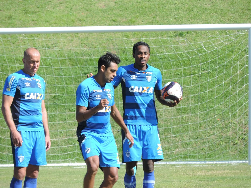 Descontente, Denilson deixa o Avaí e acerta com o São Paulo, revela dirigente