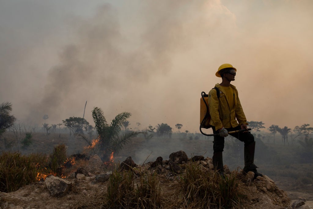 Even with a decree banning fires in all Brazilian territory for 120 days on August 21, 2020, members of the fire brigade of the Brazilian Environment Institute (Ibama) fight fires in a farm near the city of Novo Progresso, in the south of the state of Par (Foto: NurPhoto via Getty Images)