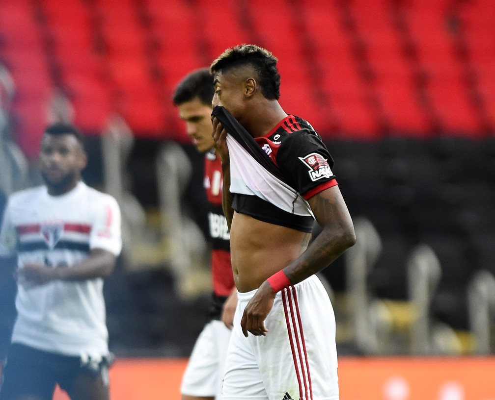 Bruno Henrique e Pedro, do Flamengo — Foto: André Durão