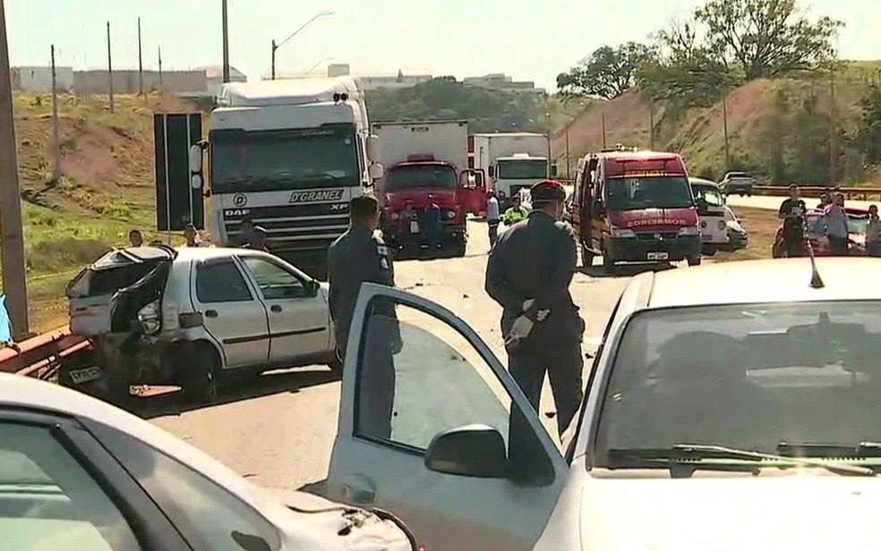 Acidente entre carretas e carros deixa o trânsito lento em Betim (Foto: Reprodução/TV Globo)