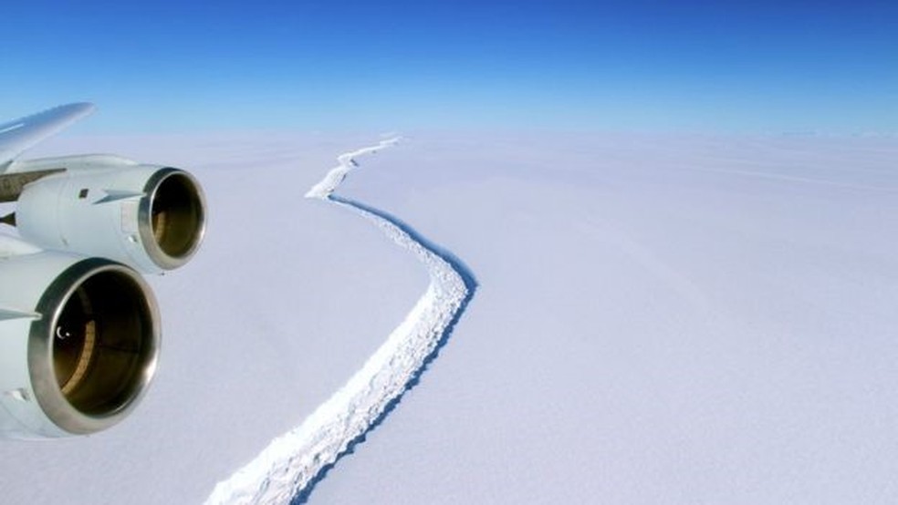 Imagens registradas em novembro mostram extensão de rachadura na Antártida (Foto: Nasa)