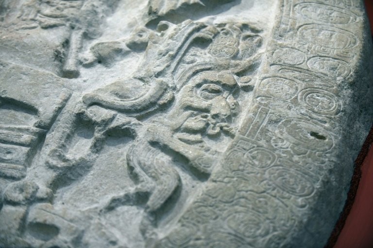 Detalhe do altar maia mostra o rei Chak Took Ich'aak, o governante de La Corona. (Foto: Guatemala's National Museum of Archaeology and Ethnology)