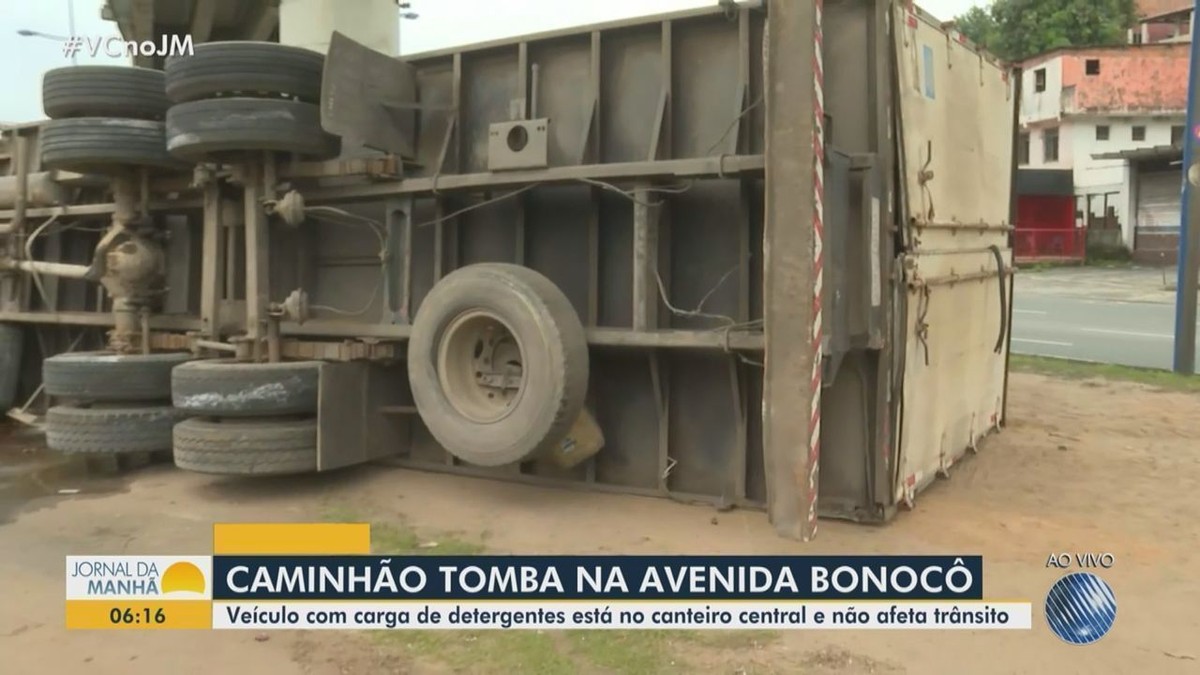 Caminhão Com Carga De Detergentes Tomba Na Avenida Bonocô Em Salvador Bahia G1