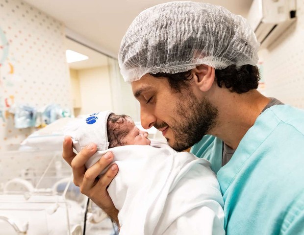 Mario Bregieira com o filho recém-nascido, Joaquim, em maternidade (Foto: Thais Galardi)