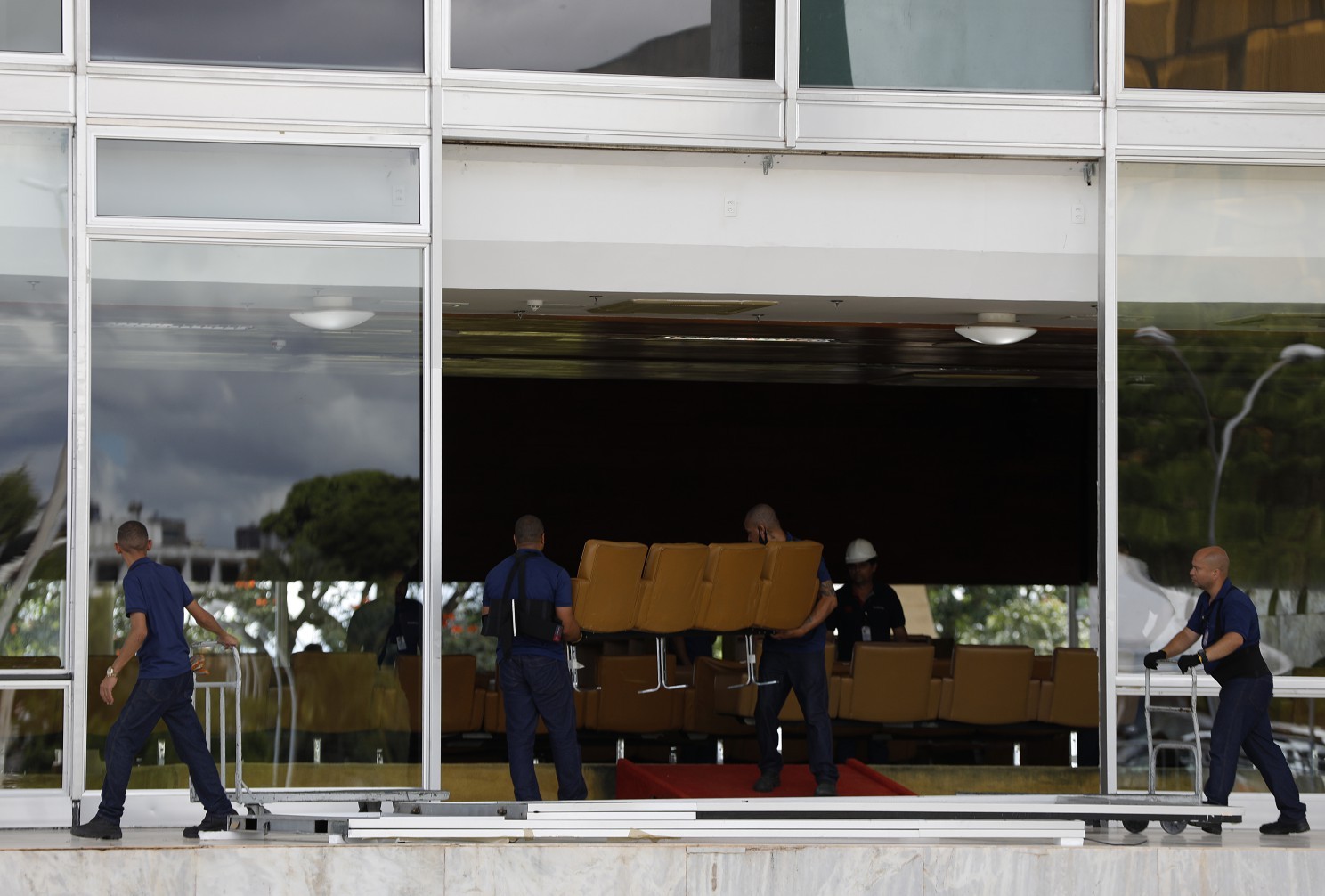 Funcionários recolocam poltronas dentro do STF — Foto: Cristiano Mariz/Agência O Globo