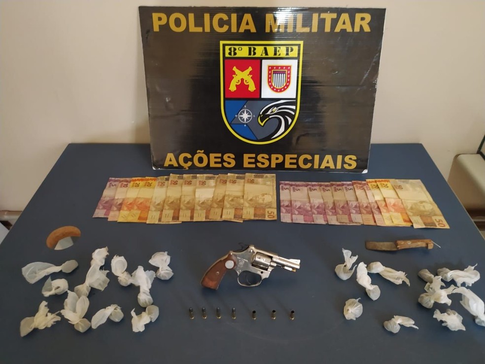 Revólver, porções de maconha e dinheiro foram apreendidos em Martinópolis (SP) — Foto: Polícia Militar