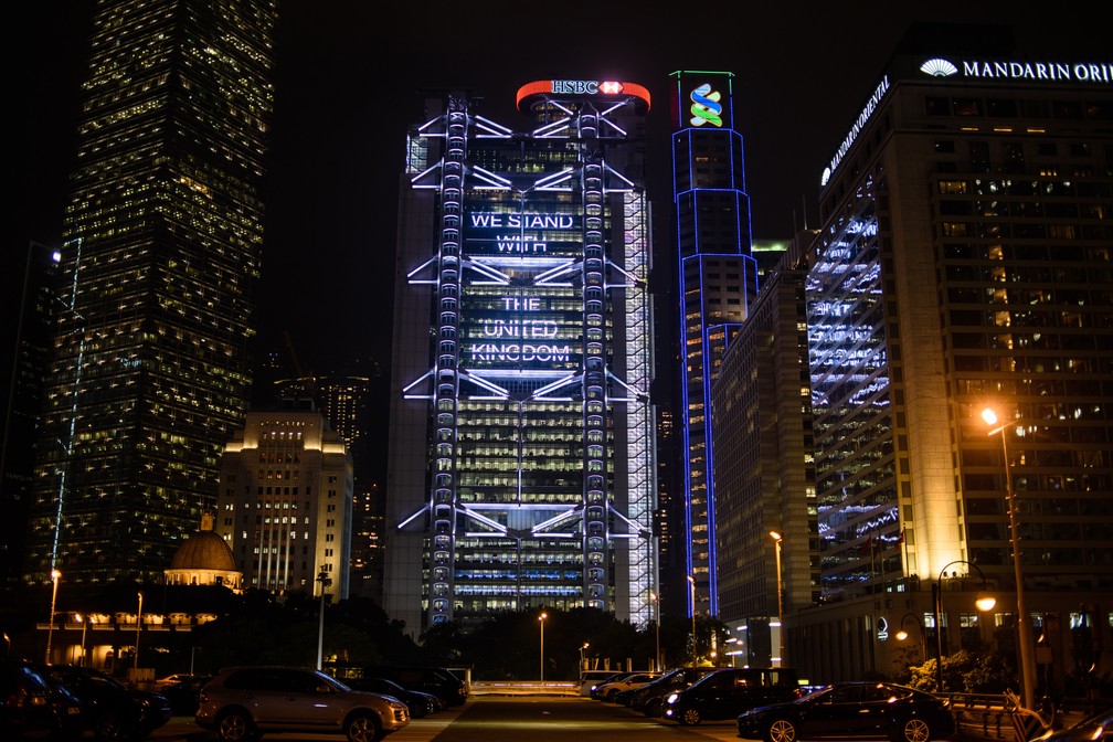Prédio do HSBC em Hong Kong exibe a mensagem 'Estamos com o Reino Unido' um dia após o ataque em Manchester (Foto: Anthony WALLACE / AFP)