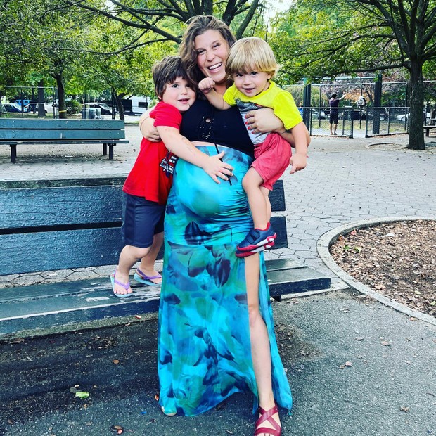 Pam Steebler, mulher de Apoena Frota, com os filhos Dom e Julian (Foto: Reprodução/Instagram)