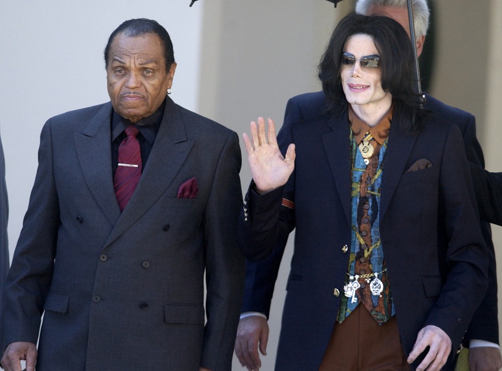 Joe Jackson acompanha o filho, Michal Jackson, em tribunal, em maio de 2005  (Foto: AP Photo/Ric Francis, Arquivo)