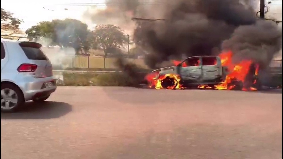 Caminhonete pega fogo e fica destruída no Complexo de Salgadinho, em Olinda - G1