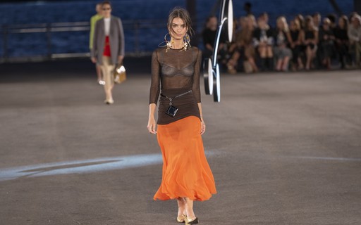 Emily Ratajkowski arrasa com look transparente na NY Fashion Week
