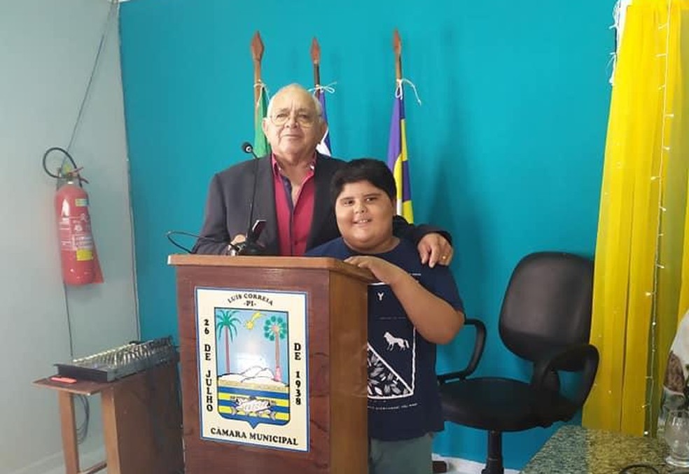 Arthur e o avô, secretário de administração de Luís Correia, Carlitus Machado — Foto: Arquivo pessoal