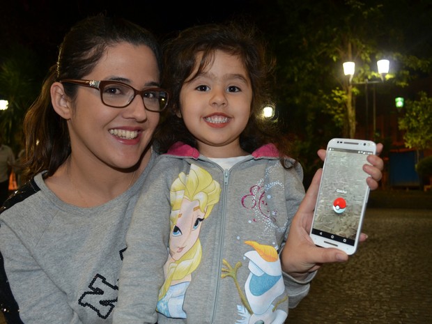 Juliana Rigotti e a sobrinha Bia, de 3 anos: unidas na caça a pokémons em Pouso Alegre, MG (Foto: Daniela Ayres/G1)