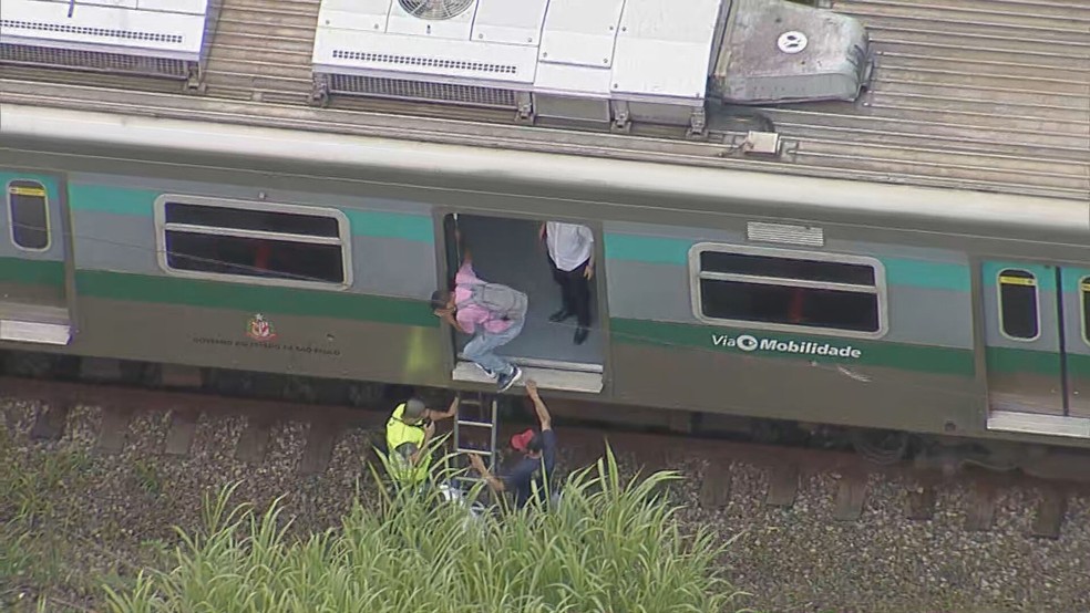 Passageiros são retirados de trem nesta segunda-feira (30), em SP — Foto: TV Globo