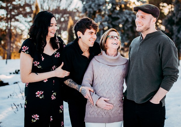 O casal Elliot Dougherty e Matthew Eledge, com a mãe, Cecile (centro), e a irmã Lea (Foto: Arquivo Pessoal)