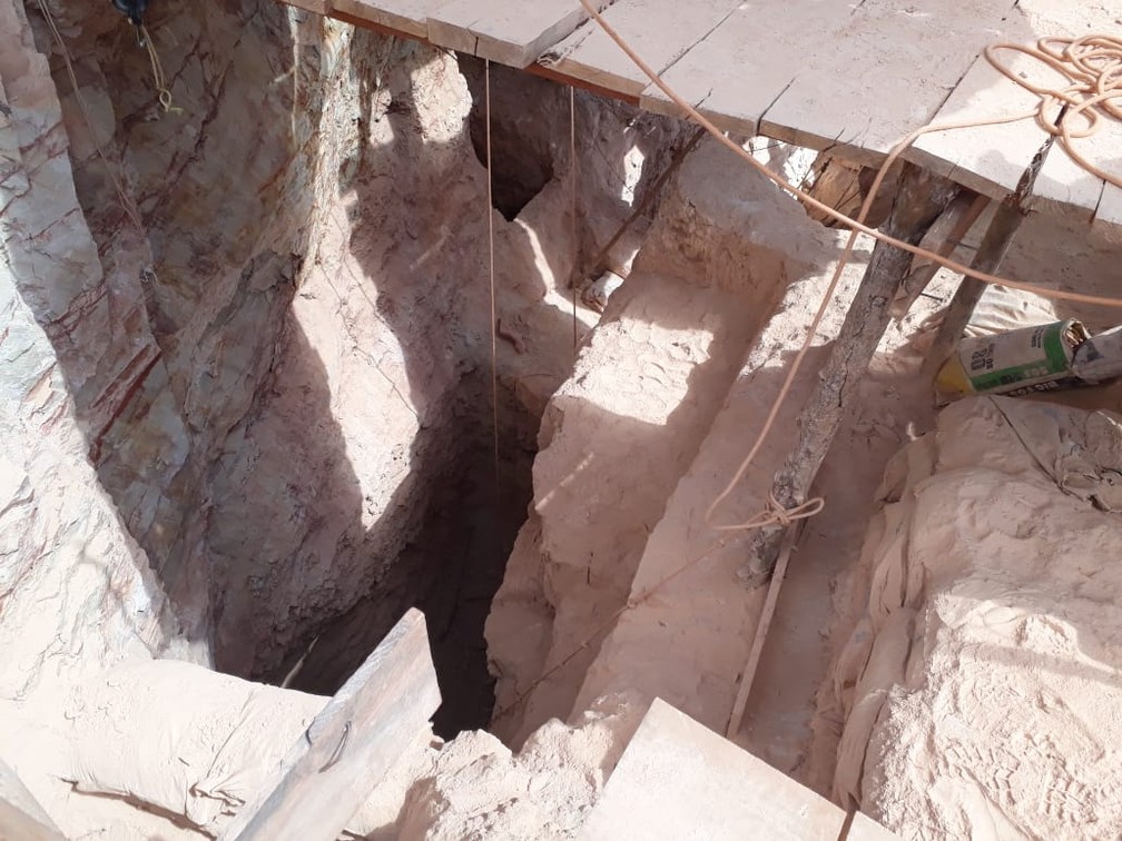 Parte da terra desmoronou e atingiu o garimpeiro dentro do buraco, soterrando-o em Aripuanã — Foto: Polícia Civil de Aripuanã(MT)