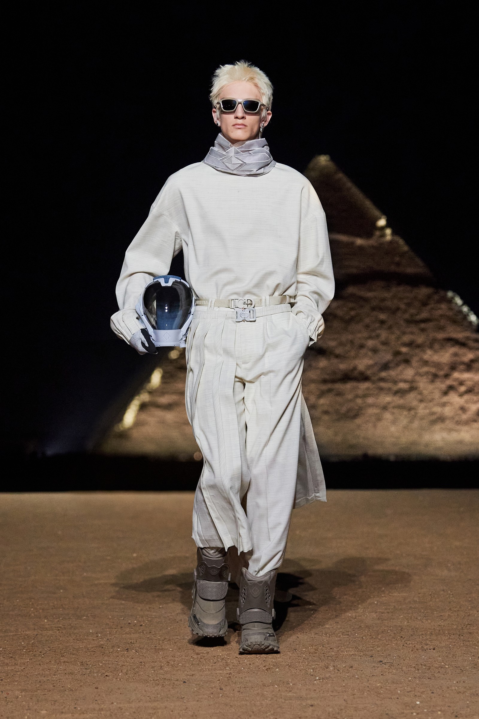 Capacete com estética alienígena compõe coleção Dior