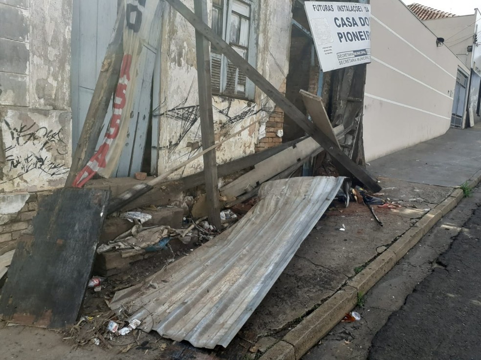 Motorista perdeu o controle do carro e colidiu com o prédio da futura Casa dos Pioneiros em Bauru — Foto: Arquivo pessoal/Cristiano Moreira