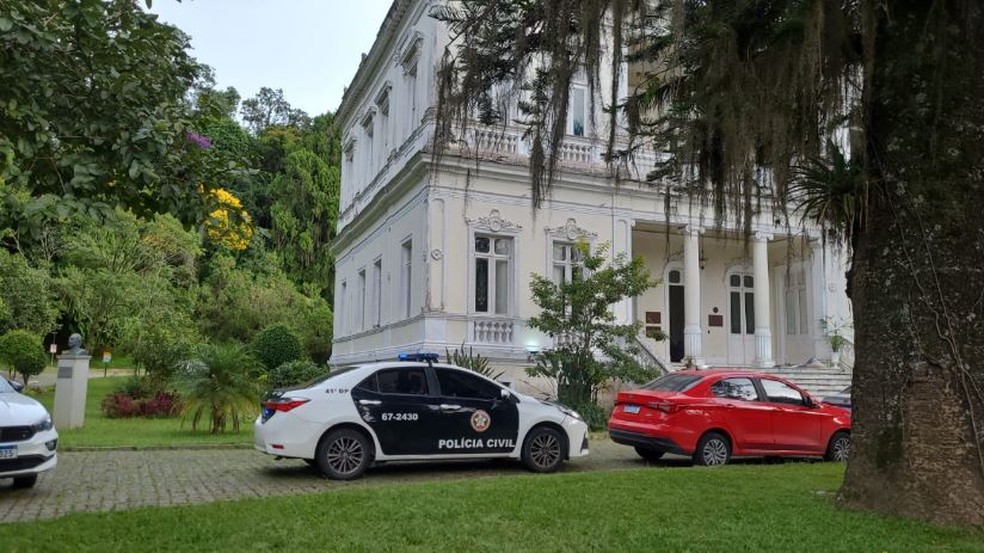 MPRJ e Pol&iacute;cia Civil cumprem mandado de busca na Prefeitura de Petr&oacute;polis &mdash; Foto: Carlos Miranda/g1