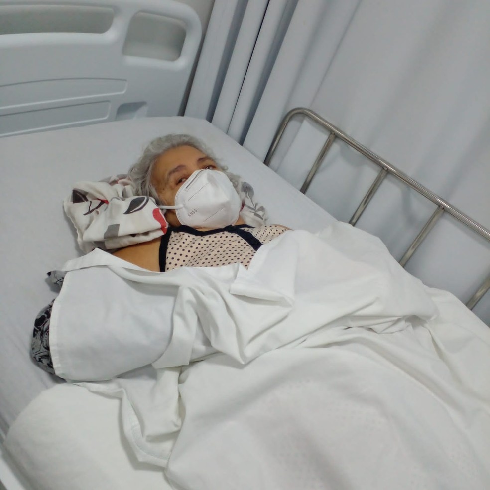 Elídia dos Santos, de 75 anos, aguarda a resolução do impasse para ser submetida a um cateterismo — Foto: Cedida/Arquivo Pessoal