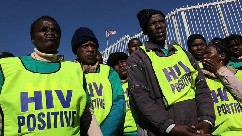 Protesto de pessoas vivendo com HIV na África do Sul (Foto: Getty Images via BBC News Brasil )
