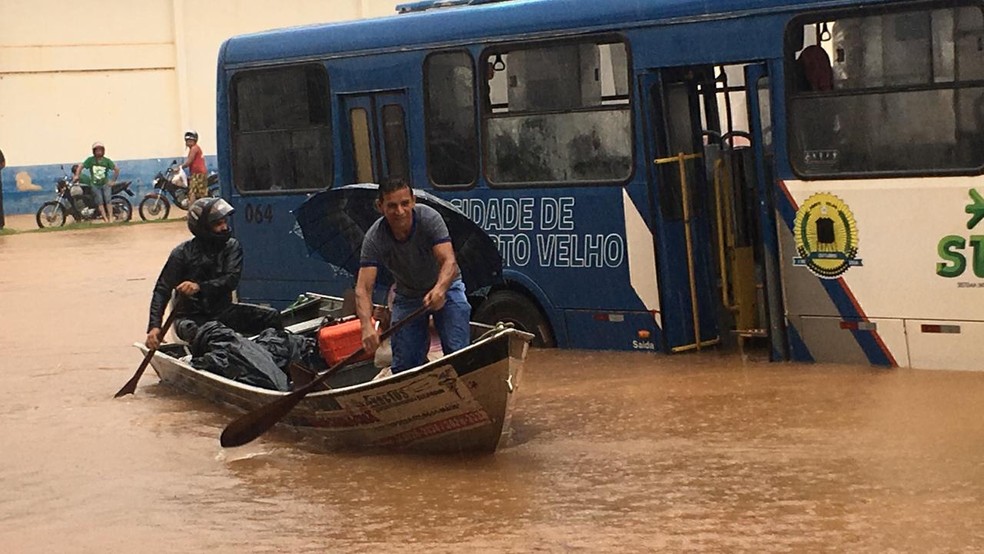 Moradores de Porto Velho usam barcos para se locomover pela cidade  — Foto: Reprodução/ Redes sociais 